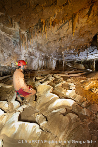 Vaschette nella sala terminale della Cueva Escondida (Foto Natalino Russo)